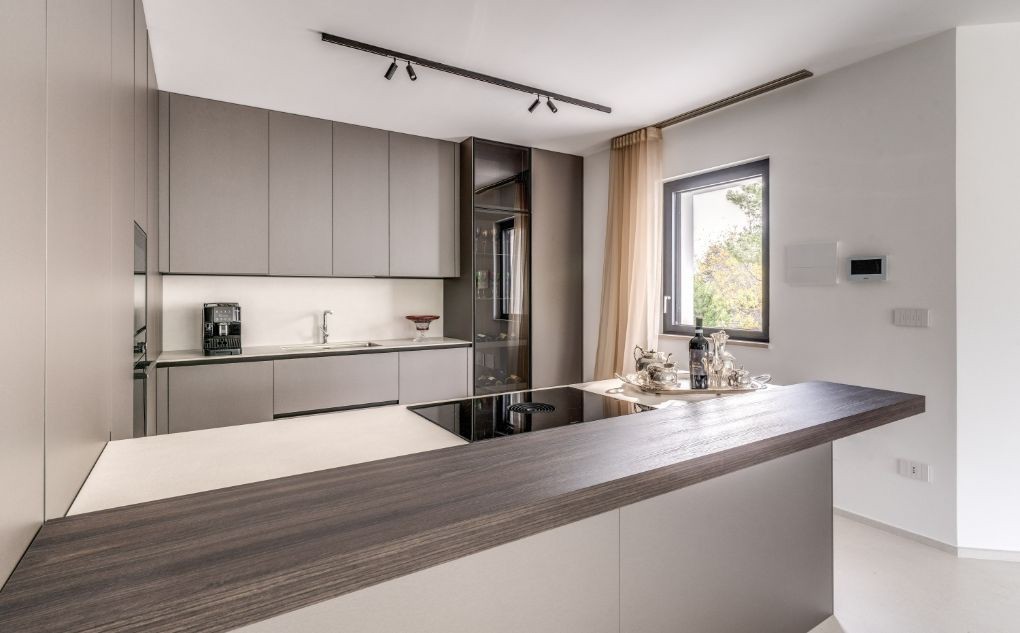 La cucina con piccola finestra a battente Oknoplast
