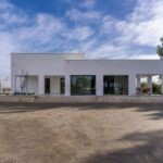 Esterno della villa con infissi Futural OC con telaio a scomparsa