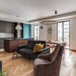 La zona living al centro del progetto di ristrutturazione di questo elegante appartamento a Salerno in cui sono stati installati gli infissi in alluminio Futural OC di Oknoplast