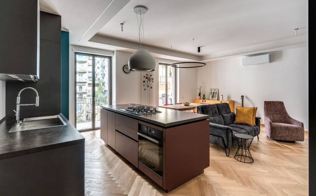 La vista della coloratissima zona living dalla cucina, con l'elegante isola in primo piano