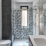 Anche per il bagno sono state selezionate le finestre in alluminio Futural OC di Oknoplast