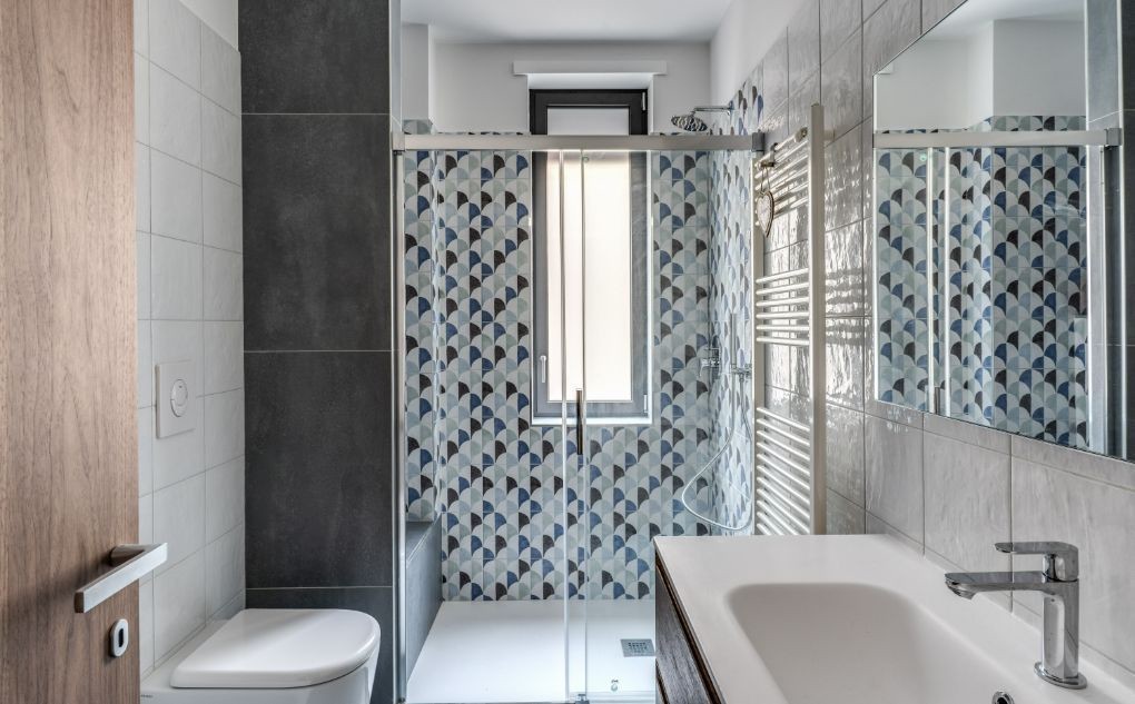 Anche per il bagno sono state selezionate le finestre in alluminio Futural OC di Oknoplast