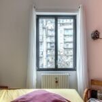 Le finestre in alluminio Futural OC di Oknoplast scelte per l’appartamento presentano profili interni nella finitura Grau Grunge Sabbiato che dona carattere e personalità a tutto l’ambiente