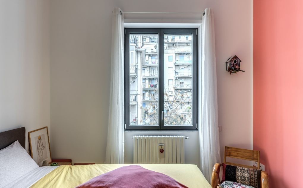 Le finestre in alluminio Futural OC di Oknoplast scelte per l’appartamento presentano profili interni nella finitura Grau Grunge Sabbiato che dona carattere e personalità a tutto l’ambiente