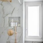 Anche per il bagno è stata scelta la finestra Prolux Evolution di Oknoplast con vetro satinato per garantire la massima privacy