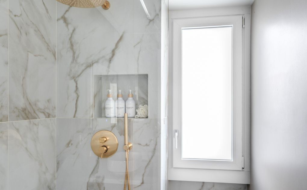 Anche per il bagno è stata scelta la finestra Prolux Evolution di Oknoplast con vetro satinato per garantire la massima privacy