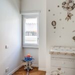 Una nursery colorata e accogliente in cui non manca l'illuminazione naturale grazie alla finestra Prolux Evolution di Oknoplast