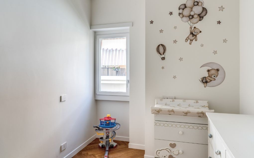 Una nursery colorata e accogliente in cui non manca l'illuminazione naturale grazie alla finestra Prolux Evolution di Oknoplast