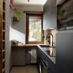 La finestra Prolux Evolution di Oknoplast posta sopra il piano della cucina incornicia il paesaggio e dona luce e comfort all’ambiente
