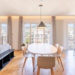 La zona living è arredata in stile minimalista e inondata di luce grazie alle tre ampie porte-finestre Prolux Evolution di Oknoplast