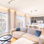 I colori chiari e delicati sono interrotti qua e là da alcuni elementi d’arredo della palette grigio-beige che conferiscono all’ambiente un tocco moderno e leggermente urban