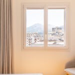 Finestra Prolux Evoltion di Oknoplast con maniglia squadrata in posizione centrale e profilo interno bianco