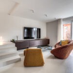 Salone con finestre HST Motion di Oknoplast