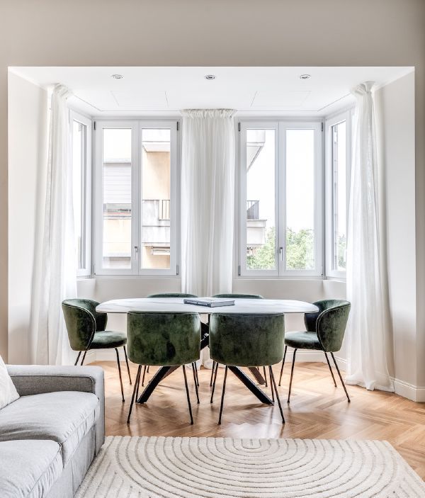 zona-pranzo-moderna-sedie-verdi-tavolo-rotondo.jpg