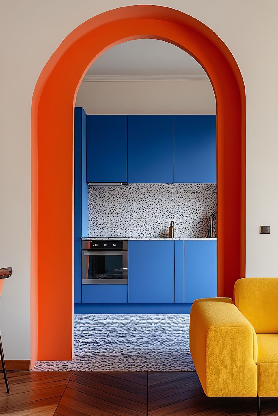 appartamento-colorblock-arco-arancio-cucina-blu-divano-giallo.jpeg