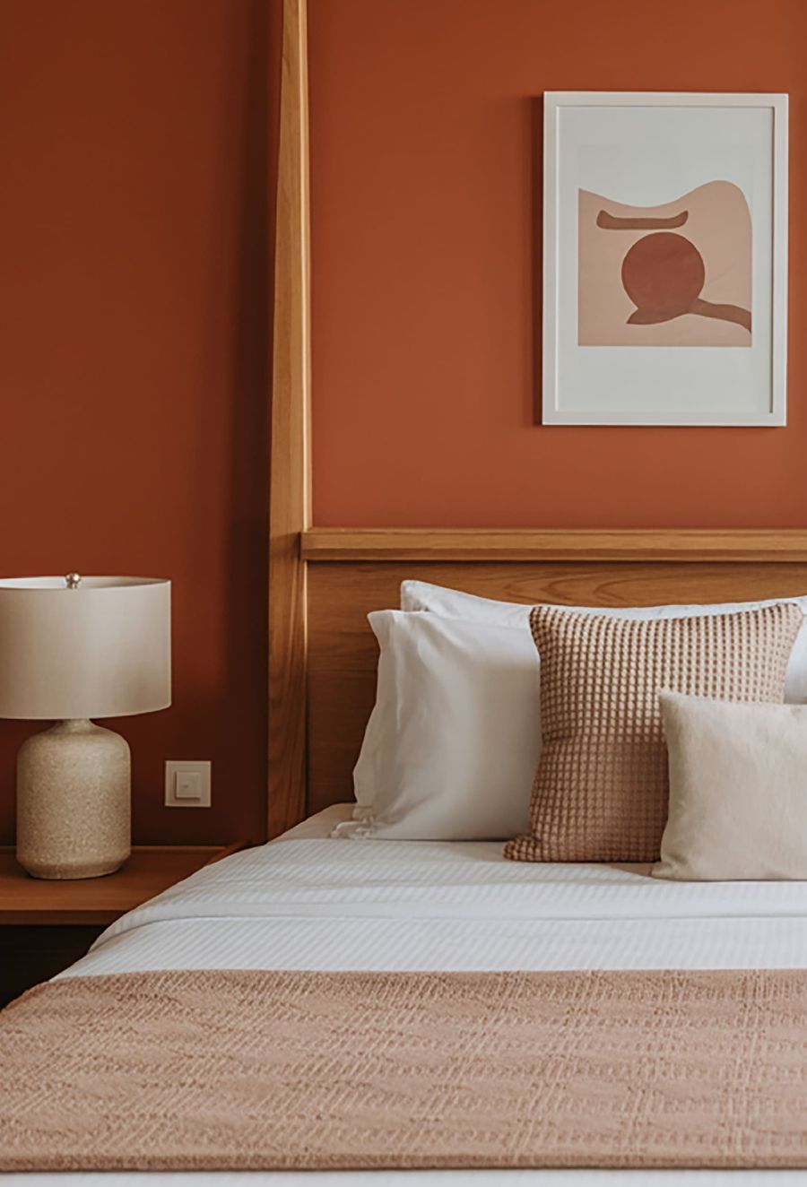 camera-da-letto-moderna-letto-baldacchino-arte-astratta.jpeg