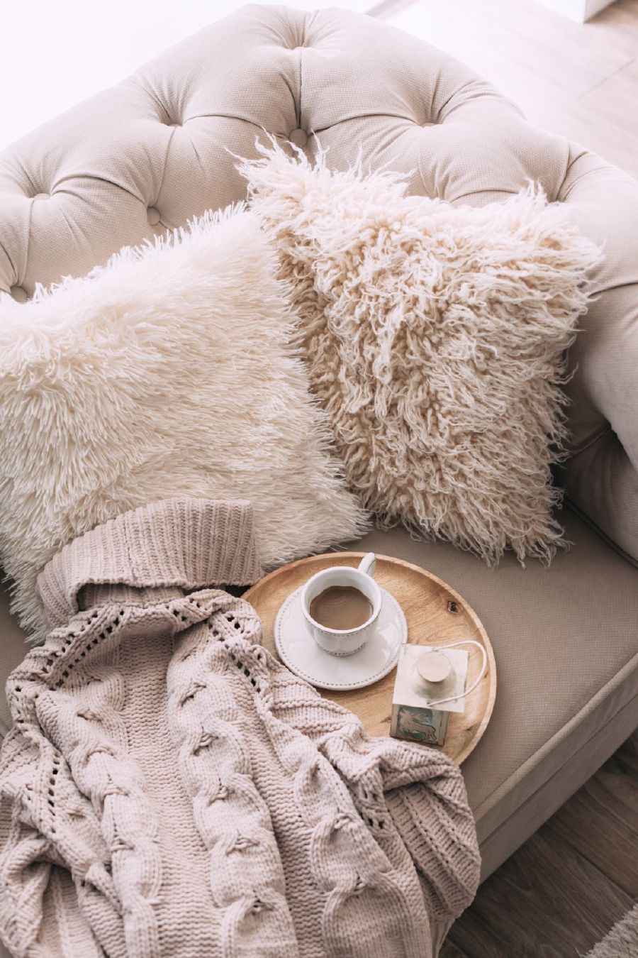 divano con cuscini coperta e tazza.jpg