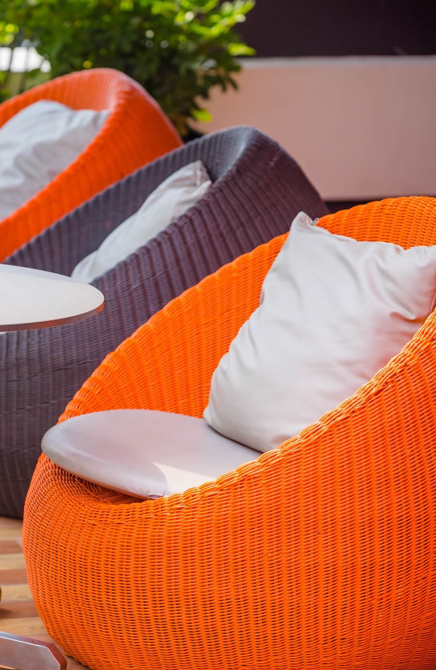 poltrona-rattan-arancio-verde-terrazza-estiva.jpeg