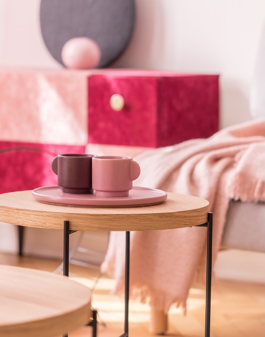 tavolino-moderno-con-tazze-rosa-arredo-soggiorno.jpeg