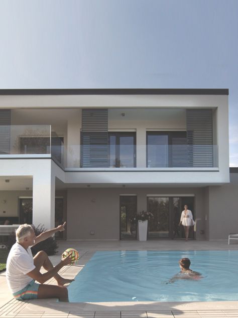 dettaglio degli interni di villa Brando ristrutturata con infissi Oknoplast vista da zona piscina