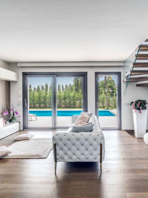 dettaglio degli interni di villa Brando ristrutturata con infissi Oknoplast vista da zona living