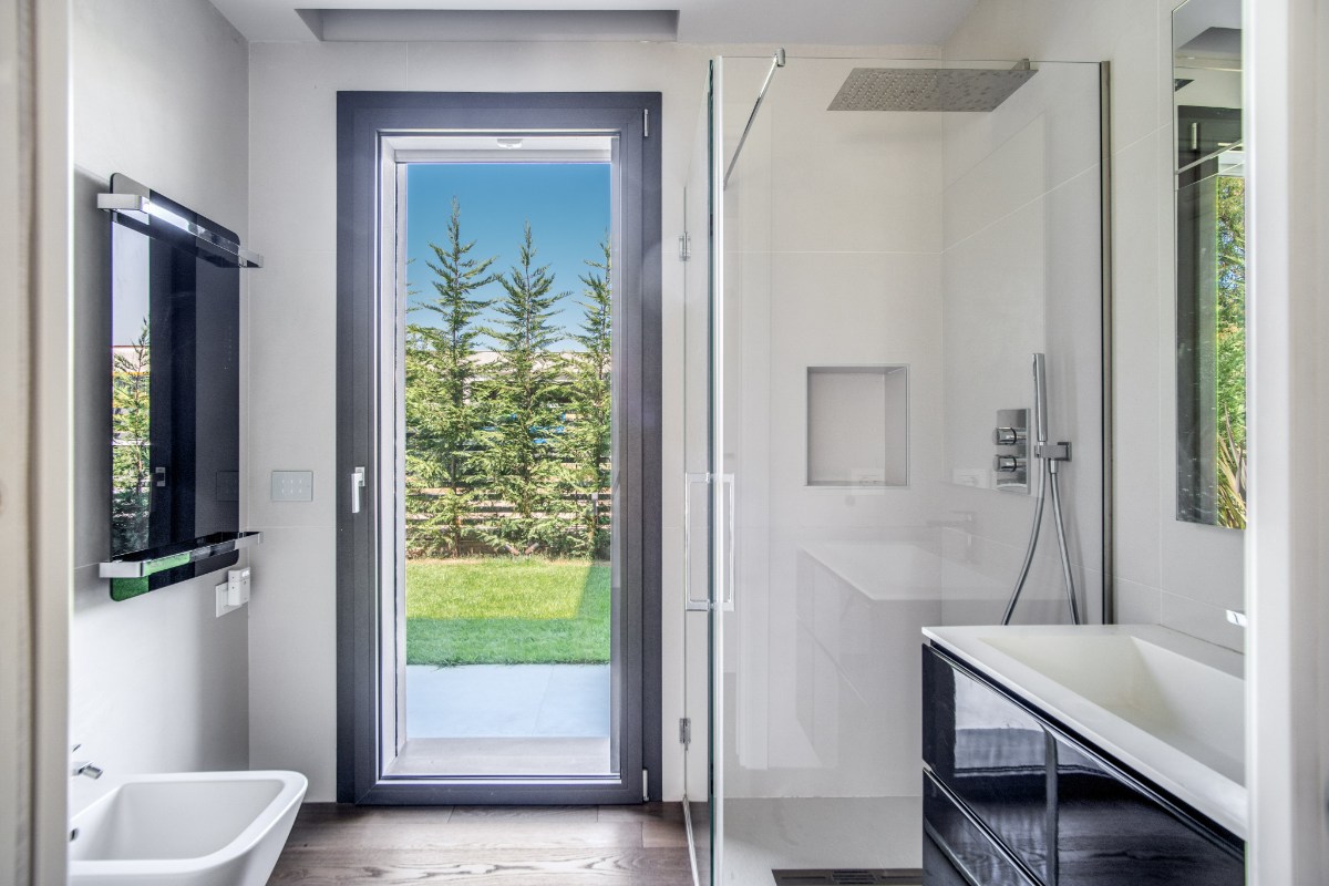 dettaglio villa Brando zona bagno con infissi Oknoplast