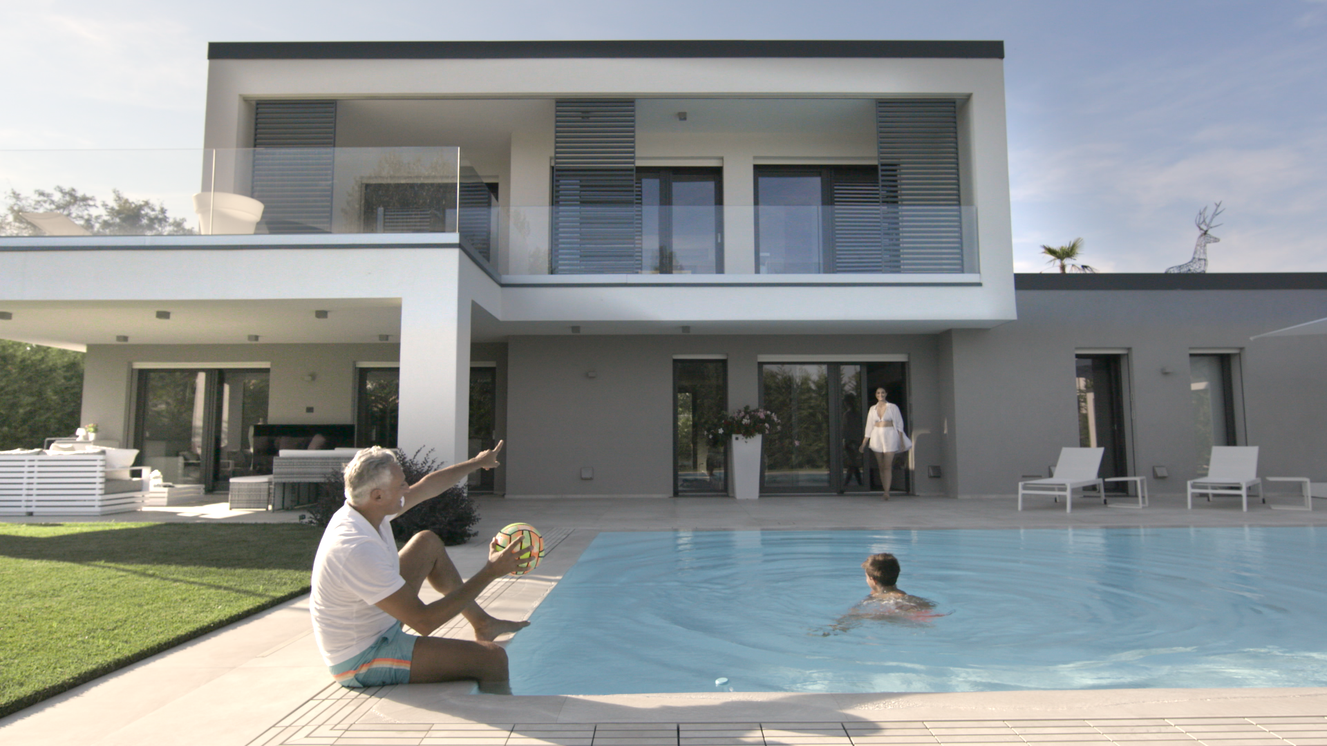 villa Brando ristrutturata con infissi Oknoplast, dettaglio piscina