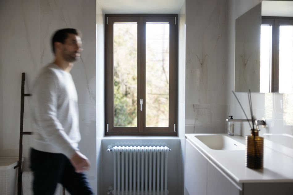 dettaglio del bagno del rustico sul lago d'Iseo ristrutturato con infissi Oknoplast