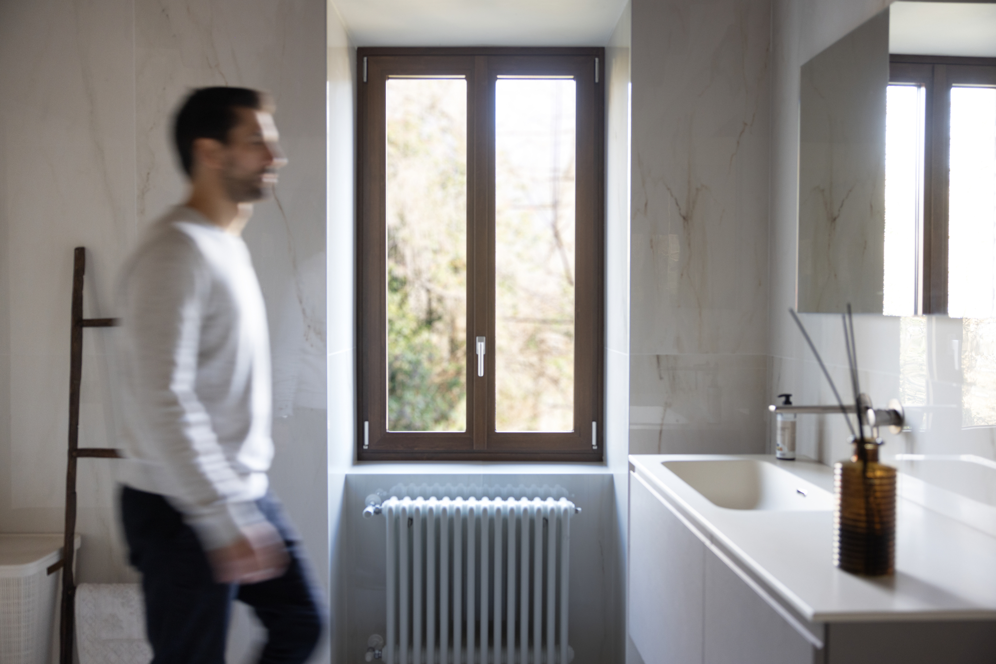 bagno del rustico sul Lago d'Iseo ristrutturato con infissi Oknoplast