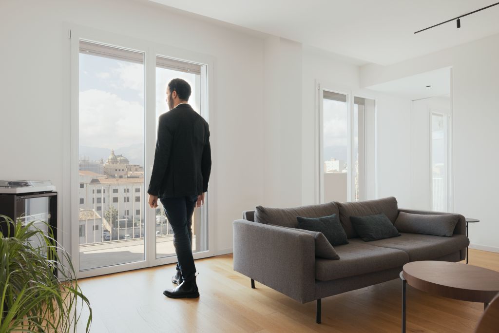 dettagli della zona living appartamento Palermo ristrutturato con infissi Oknoplast