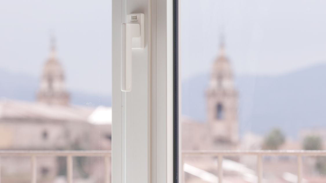 vista sull'esterno dall'appartamento a Palermo ristrutturato con infissi Oknoplast