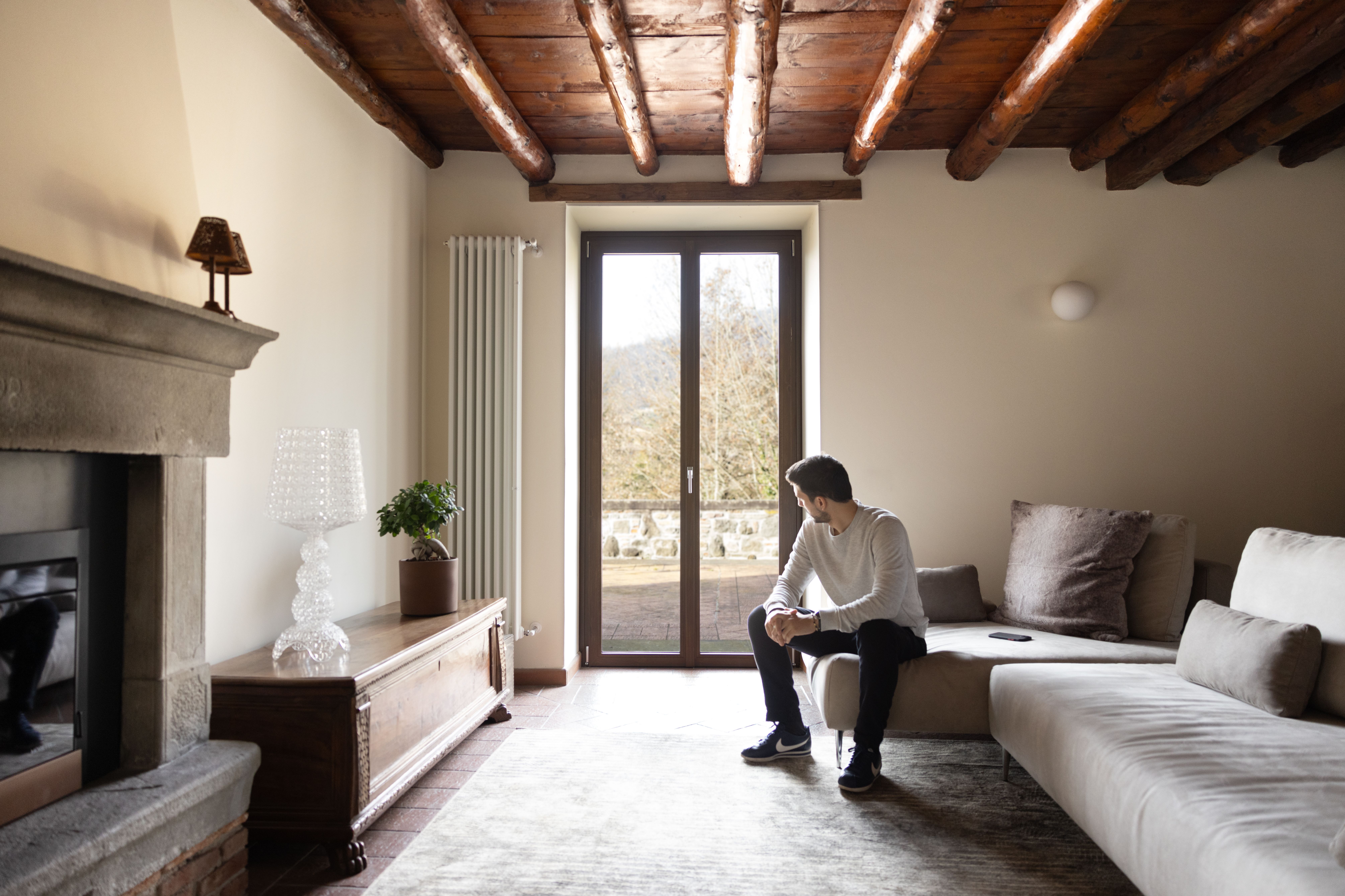 interni della zona living con portafinestra Oknoplast